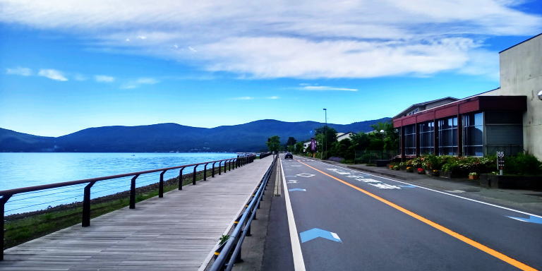 早朝の山中湖畔
