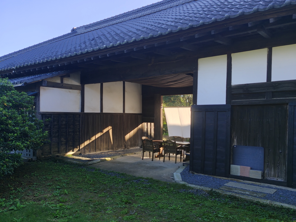 同じ敷地内で